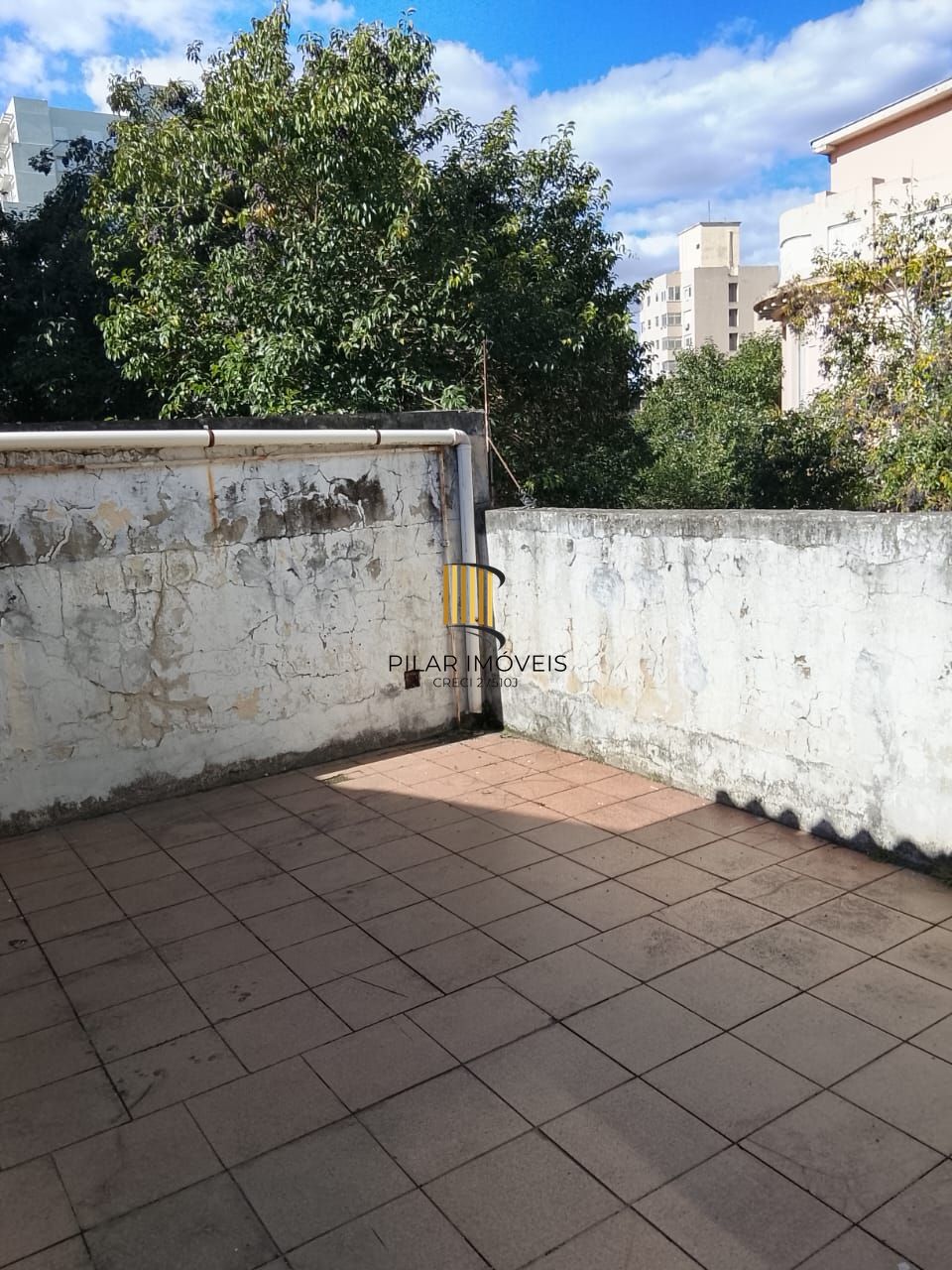 Prédio na Duque de Caxias, desocupado espaço amplo. Preço atrativo.