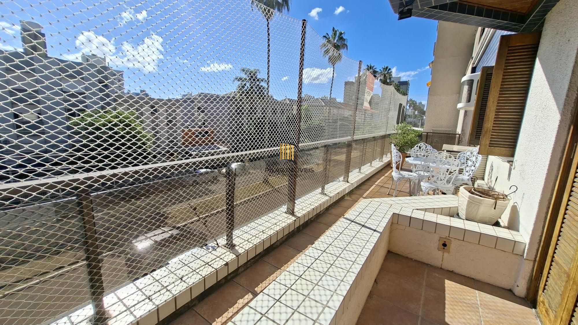 Apartamento com sacada e suite