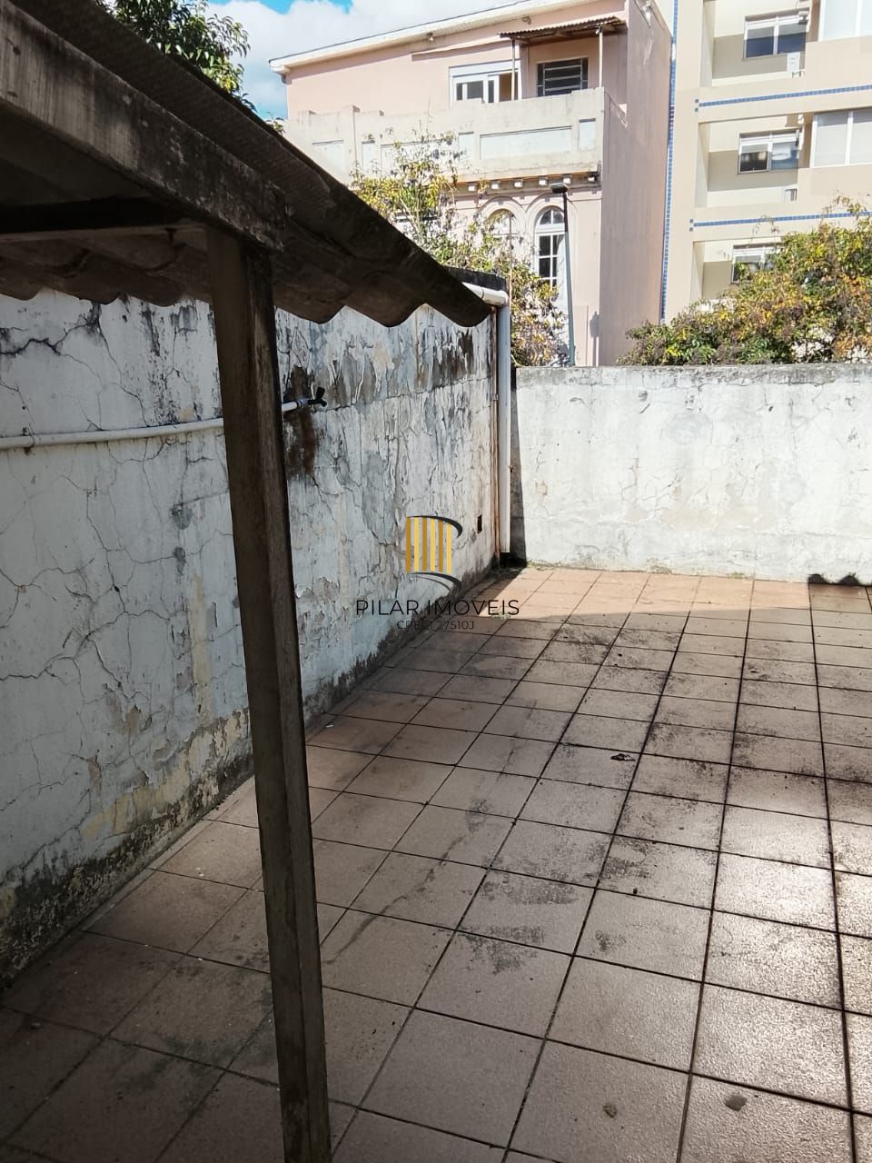 Prédio na Duque de Caxias, desocupado espaço amplo. Preço atrativo.