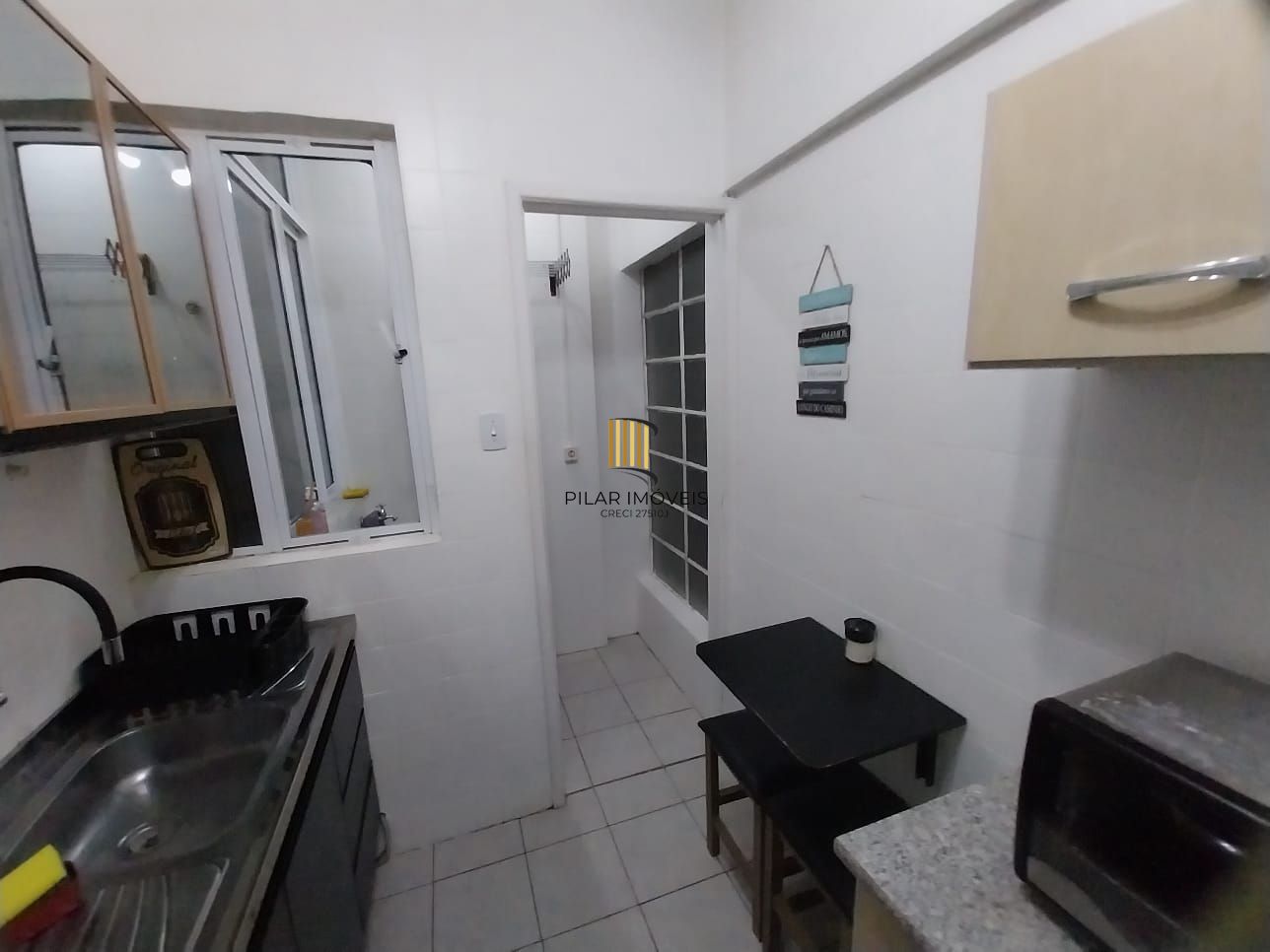 Oportunidade Excelente Apartamento 1D Mobiliado 2 piso com elevador Cidade Baixa.