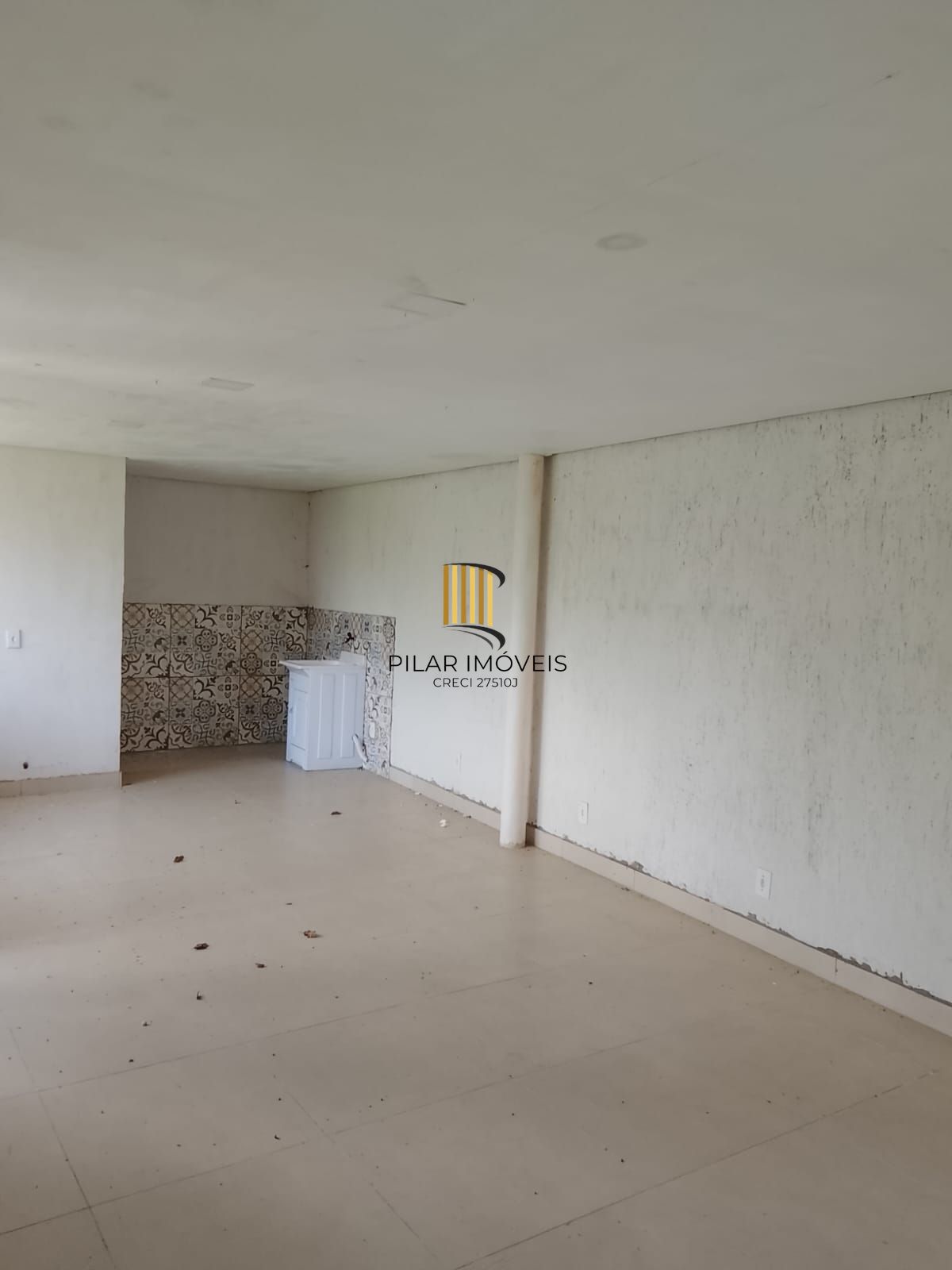 Excelente terreno gramado com árvores frutíferas e edícula nos fundos.