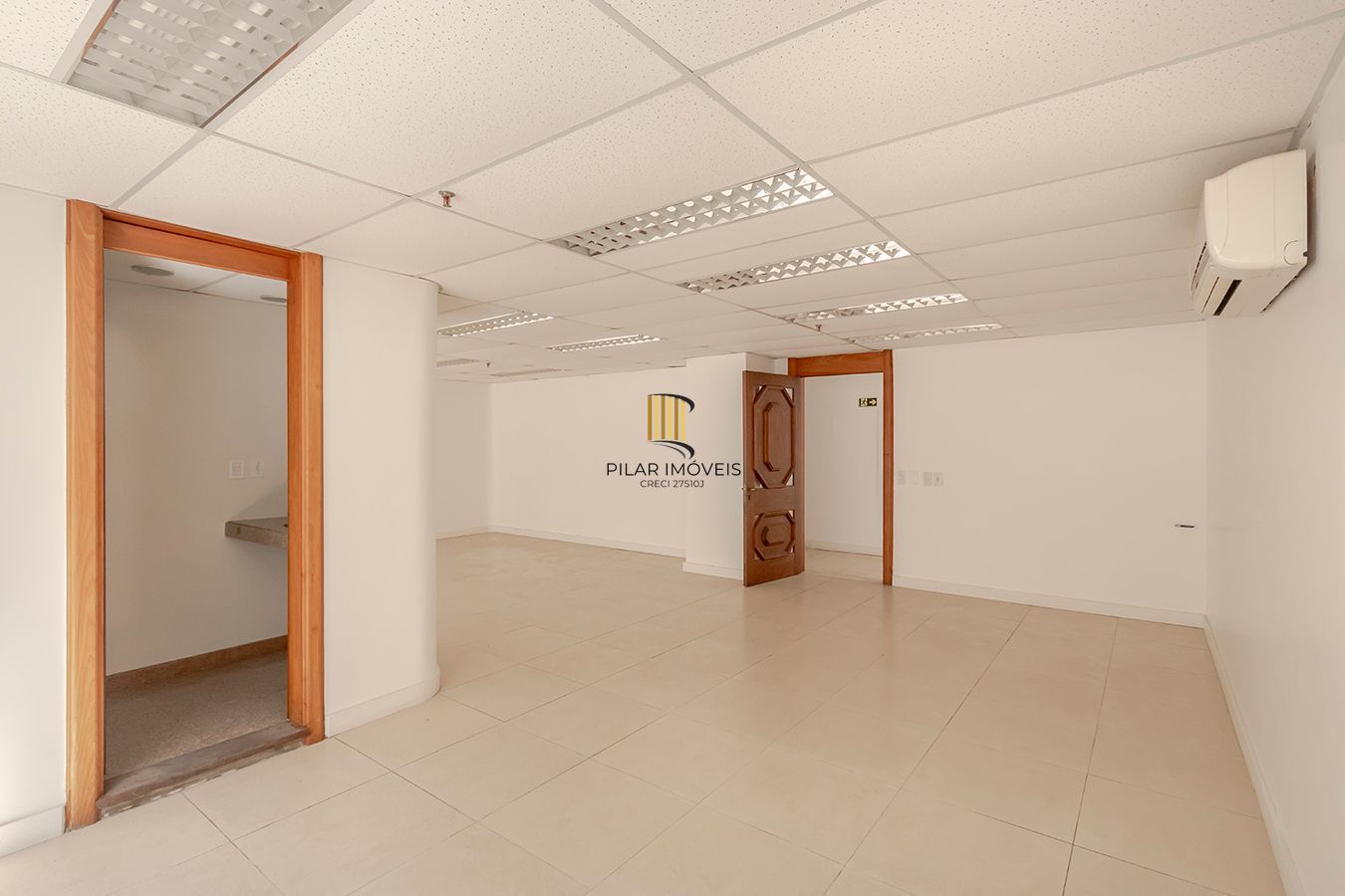 Conjunto Comercial, meio andar inteiro com várias salas e salão!