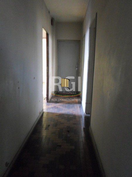 Prédio residencial e comercial, no bairro Navegantes em Porto Alegre
