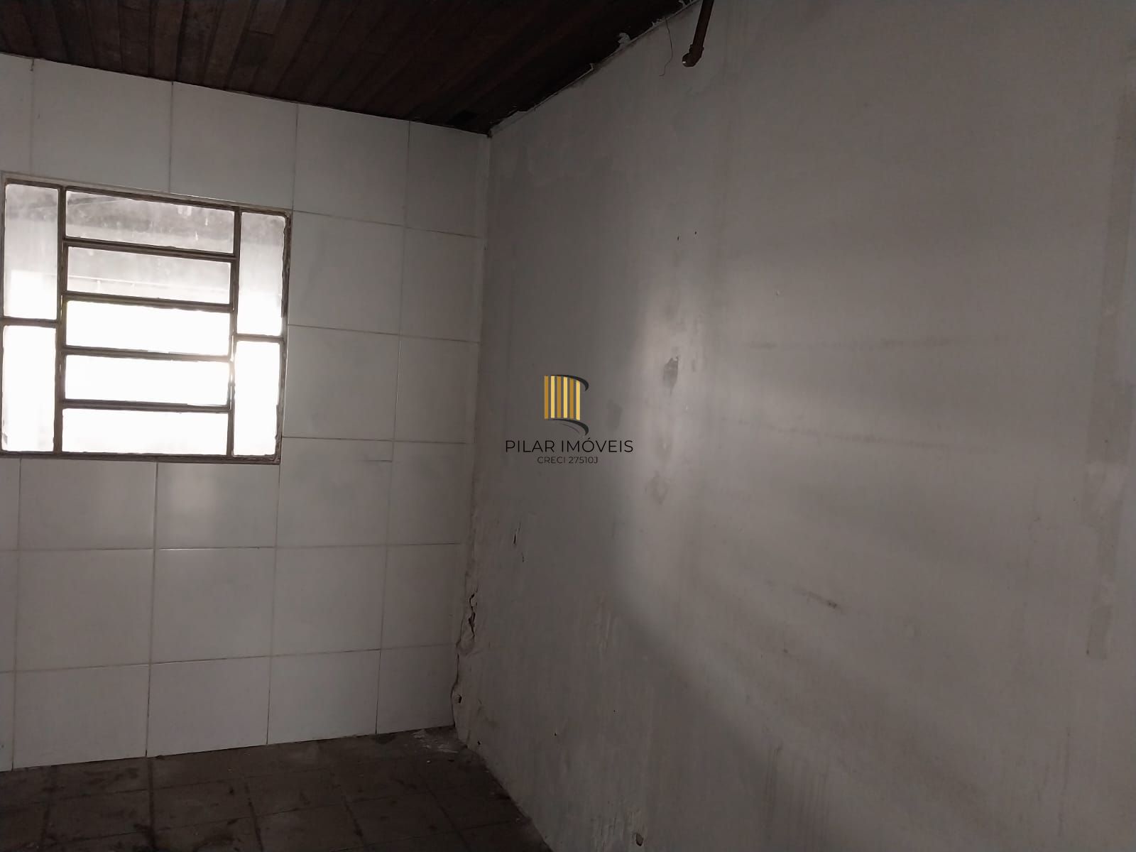 Prédio na Duque de Caxias, desocupado espaço amplo. Preço atrativo.