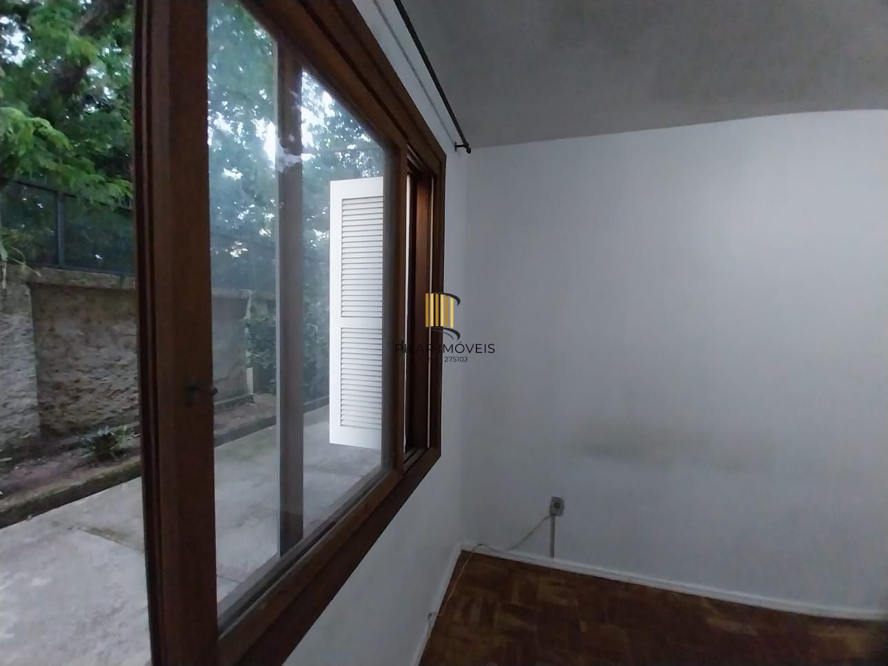 Apartamento térreo, 2 dormitórios. 2 banheiros, demais peças, Menino Deus