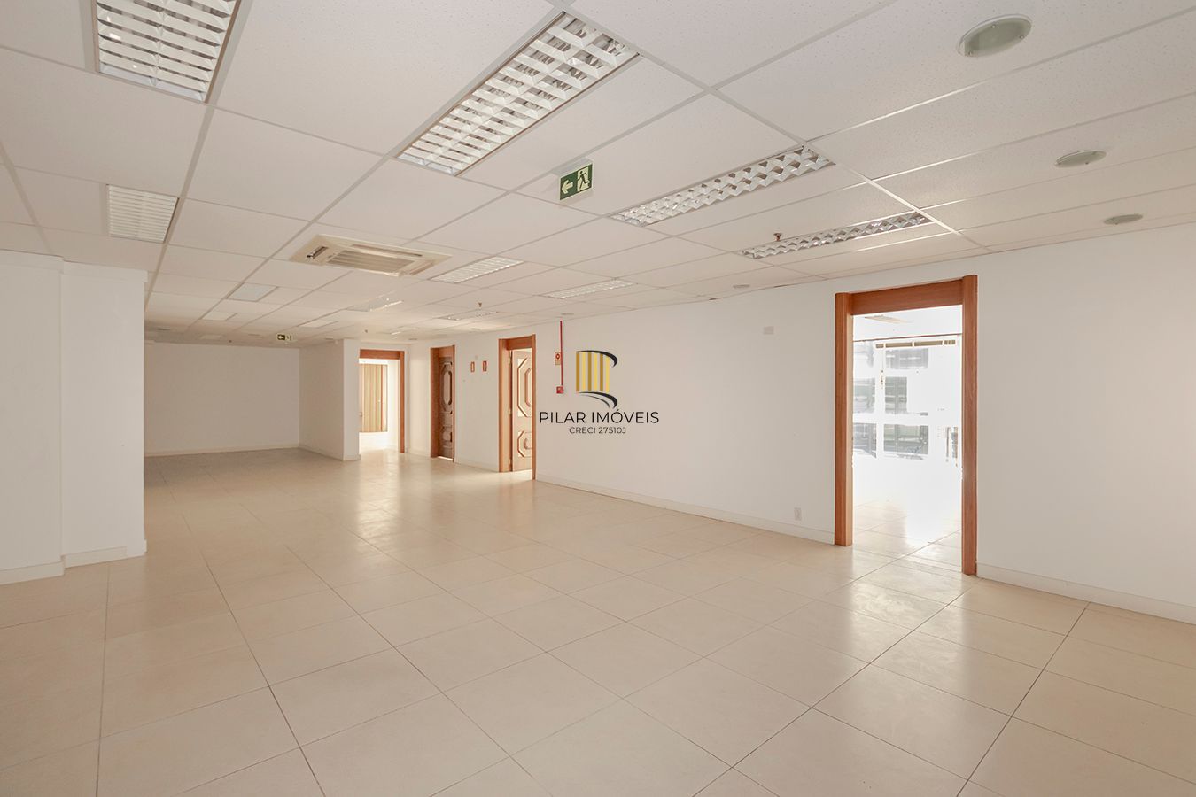 Conjunto Comercial, meio andar inteiro com várias salas e salão!