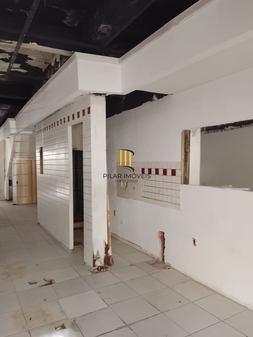 Prédio na Duque de Caxias, desocupado espaço amplo. Preço atrativo.