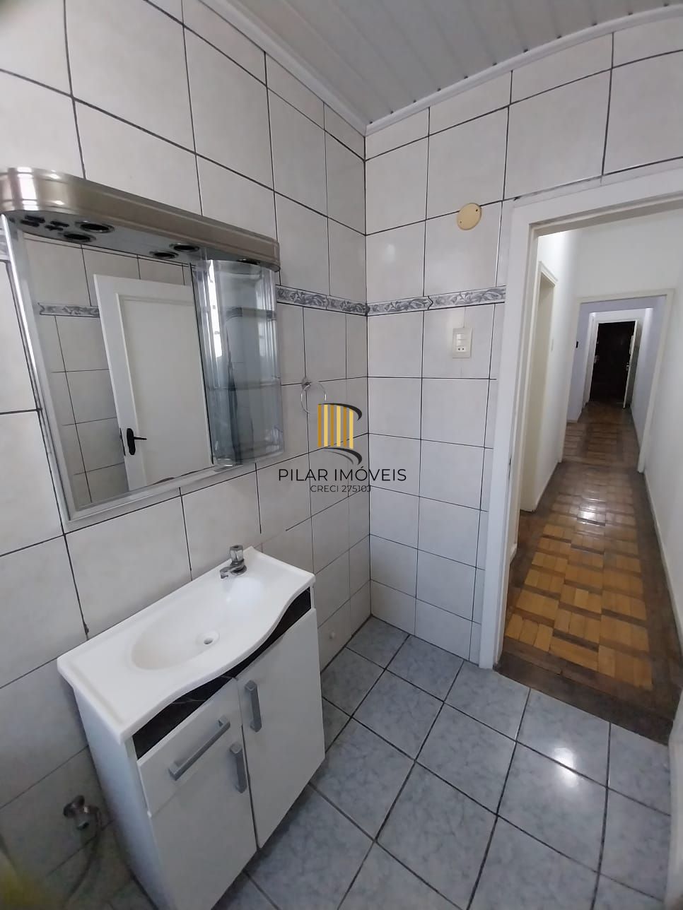 Oportunidade apartamento 2 dormitórios, com sacada em um deles e área de serviço. Centro Histórico P. Alegre.
