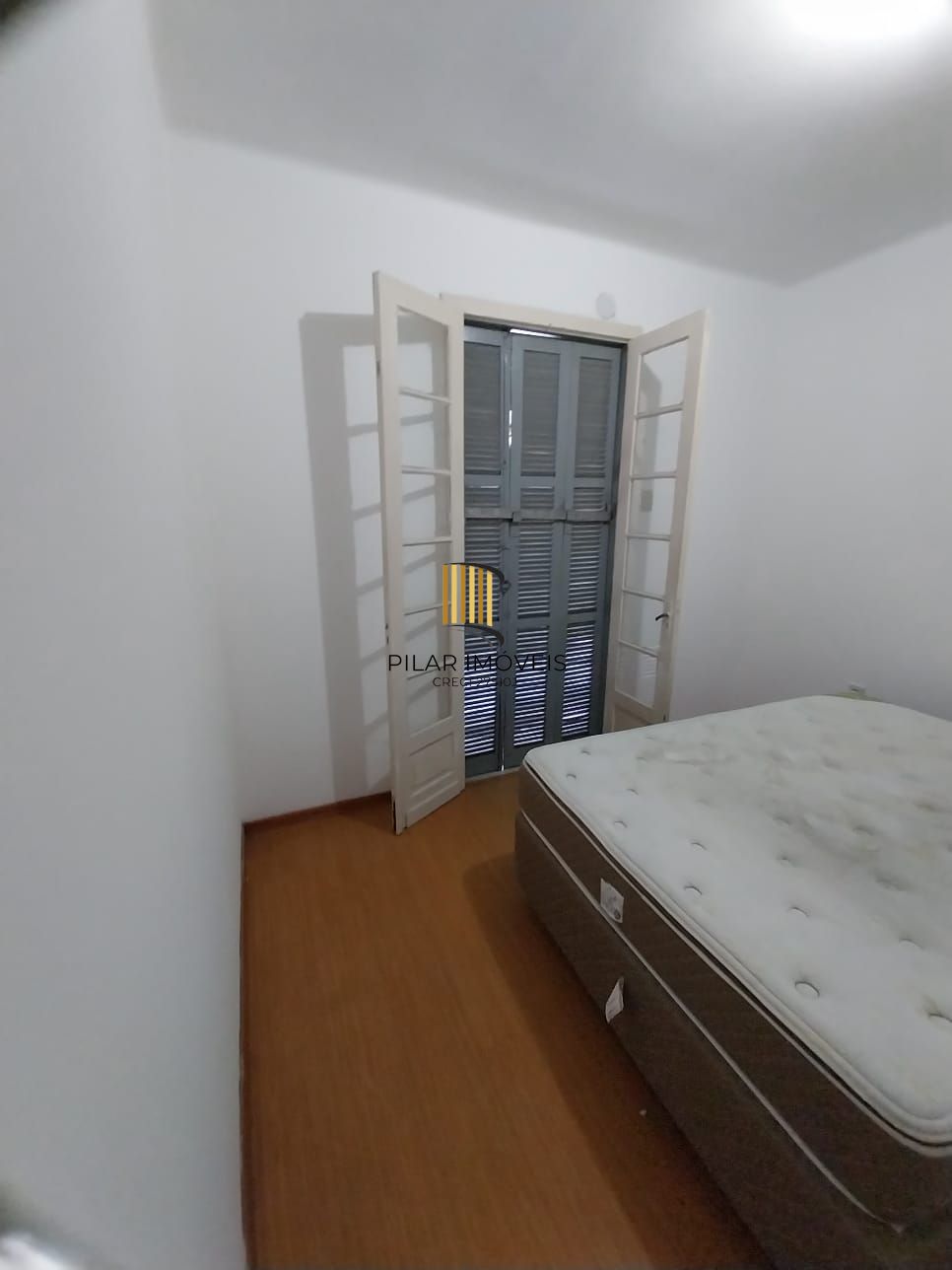 Oportunidade apartamento 2 dormitórios, com sacada em um deles e área de serviço. Centro Histórico P. Alegre.