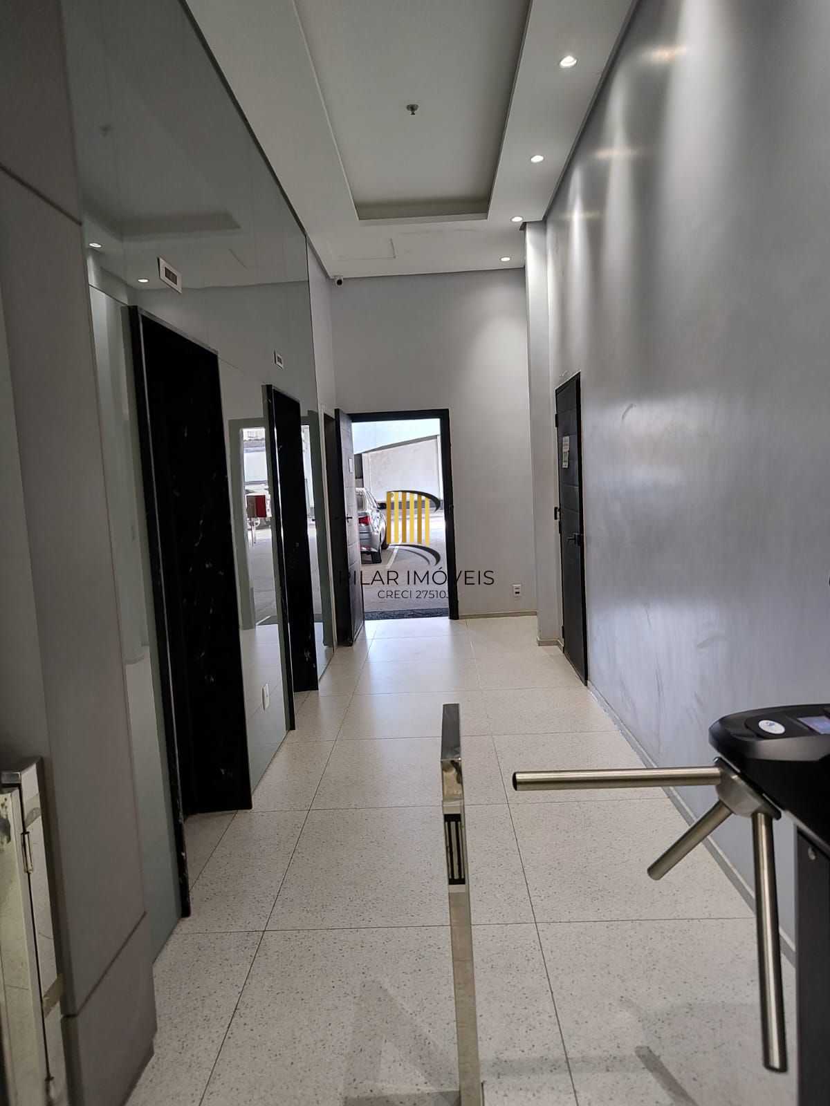 Salão comercial no bairro Menino Deus