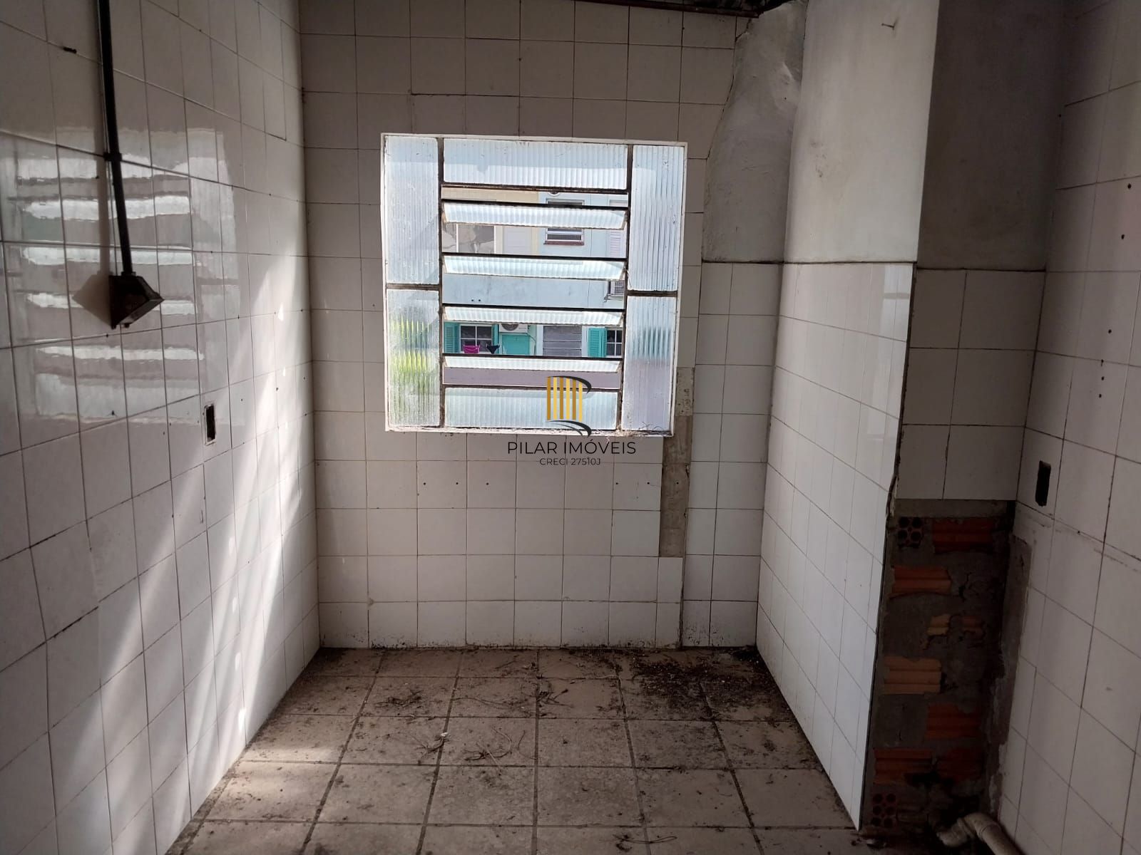 Prédio na Duque de Caxias, desocupado espaço amplo. Preço atrativo.