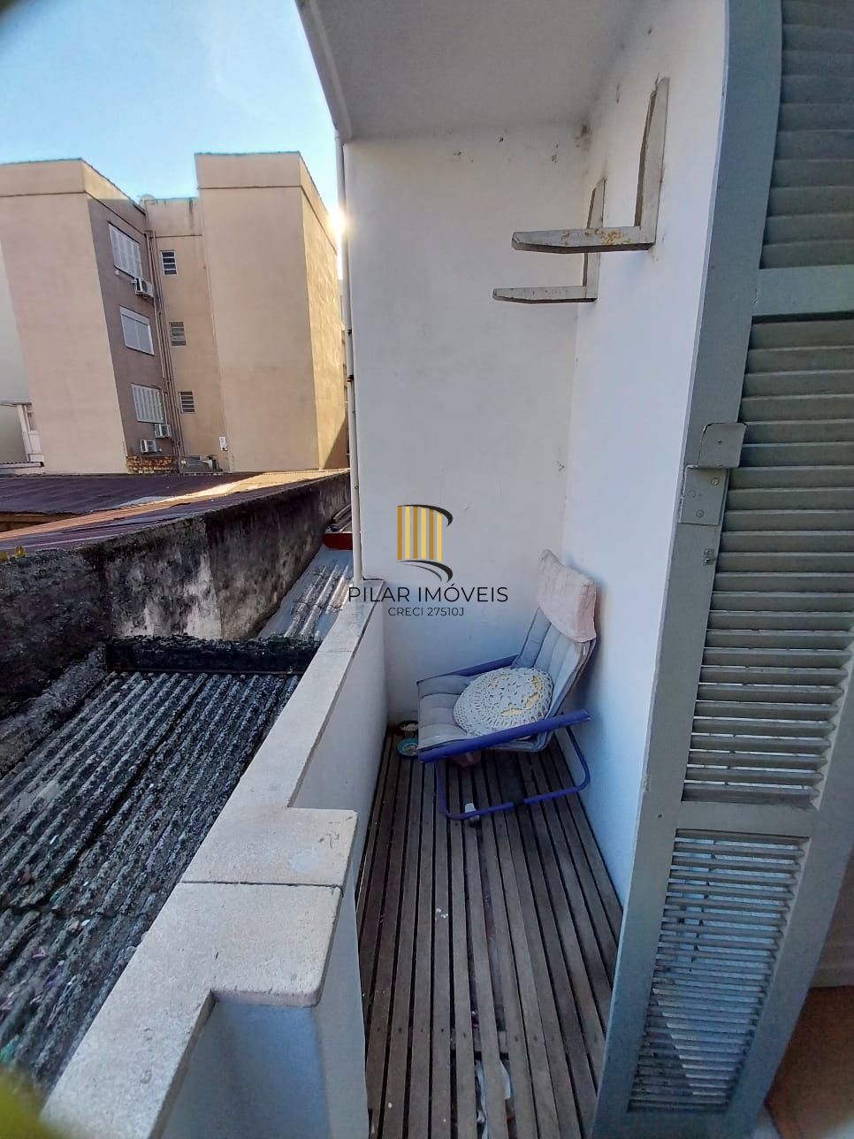 Oportunidade apartamento 2 dormitórios, com sacada em um deles e área de serviço. Centro Histórico P. Alegre.