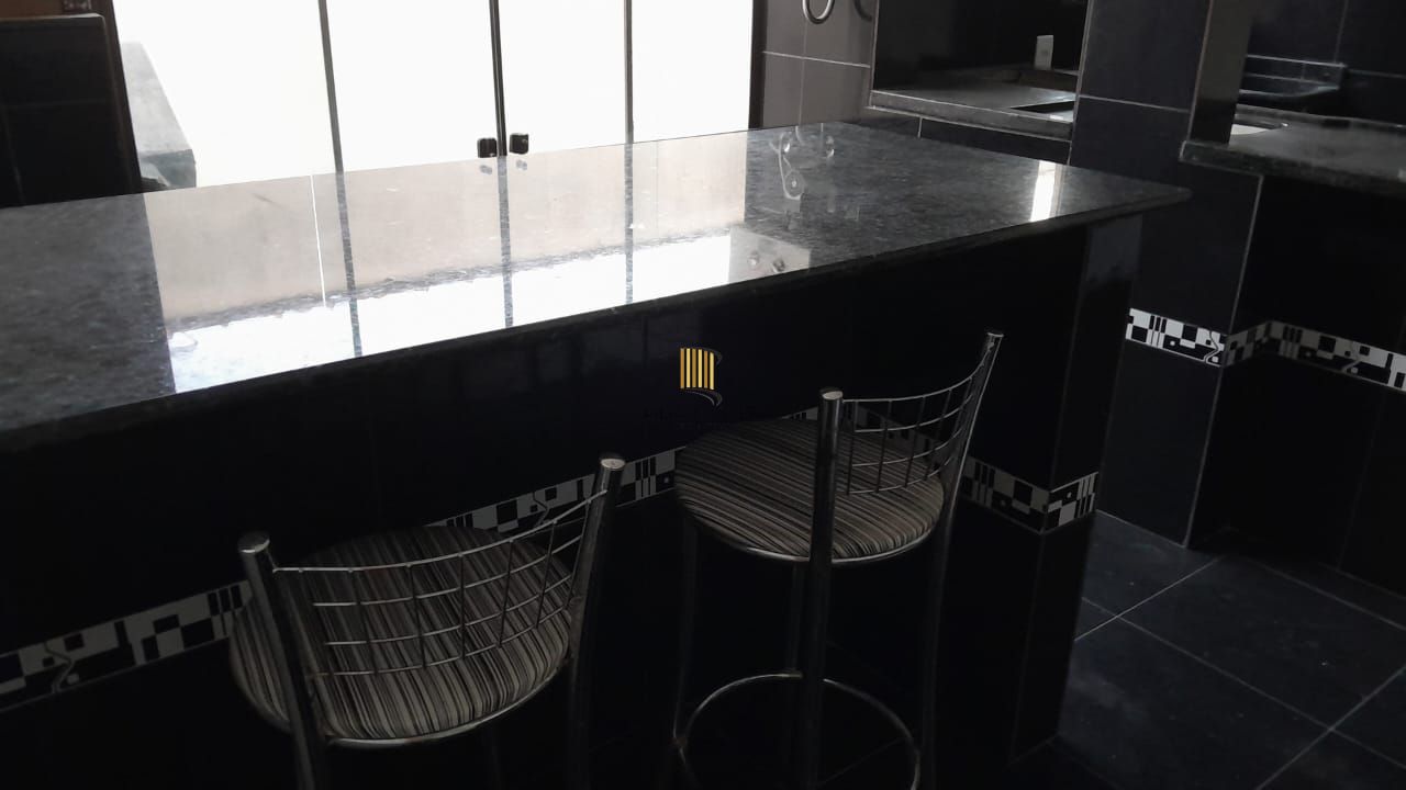 Amplo apartamento de frente de 2 quartos,com sacada,churrasqueira na cozinha