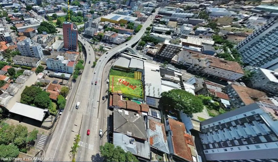 4 Terrenos residencial ou comercial, com tapume na frente, desinpedido sem muros intermediários total de 1.126,81 m²