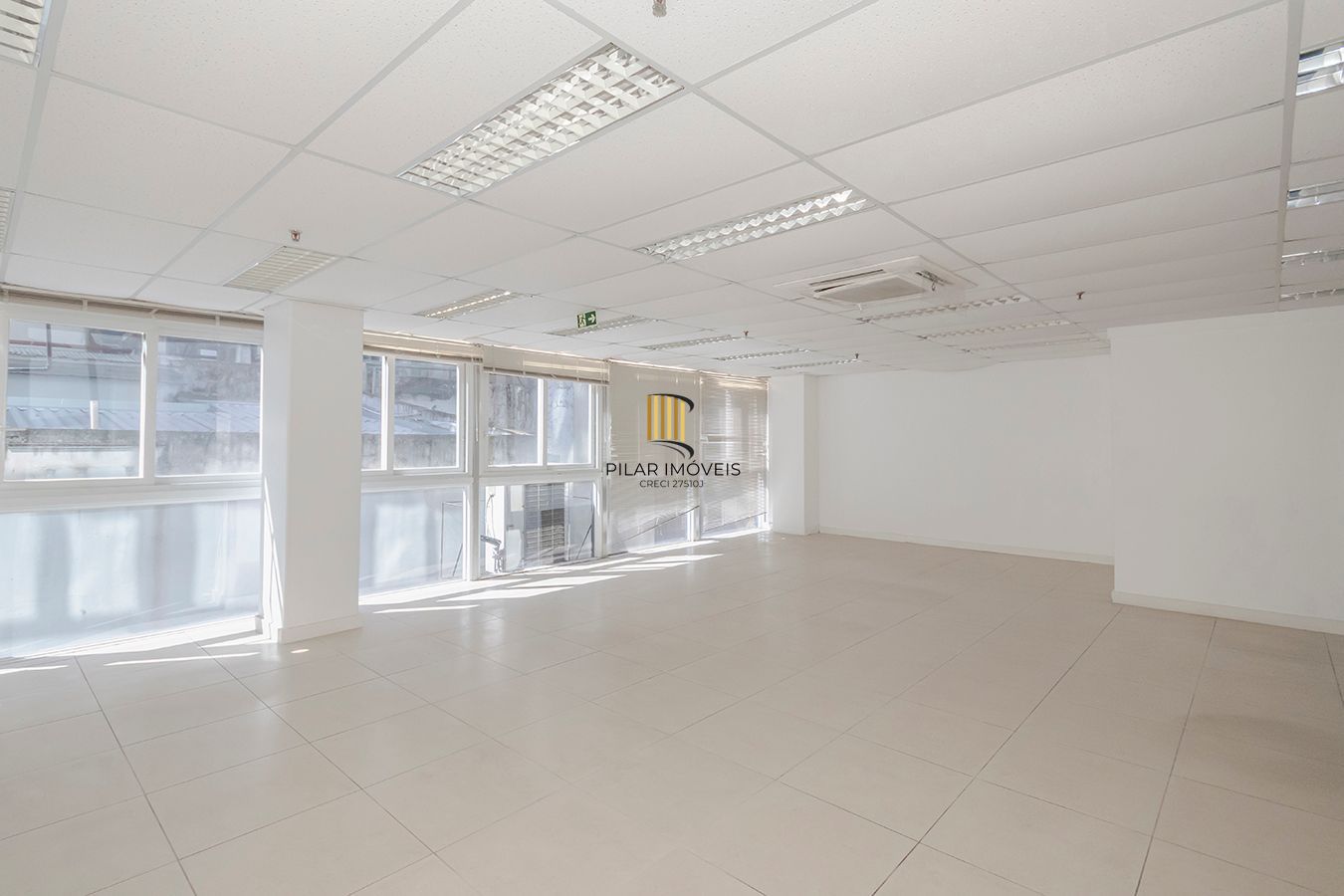Conjunto Comercial, meio andar inteiro com várias salas e salão!