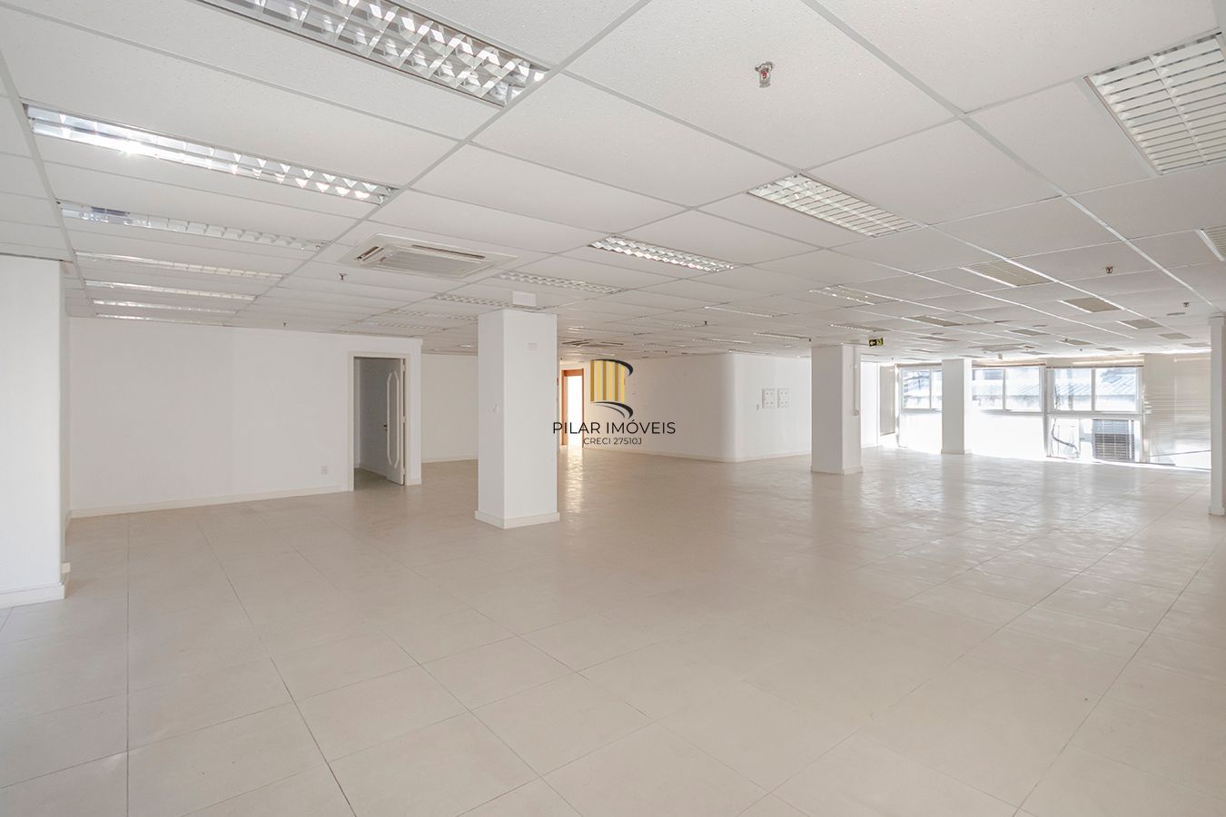 Conjunto Comercial, meio andar inteiro com várias salas e salão!