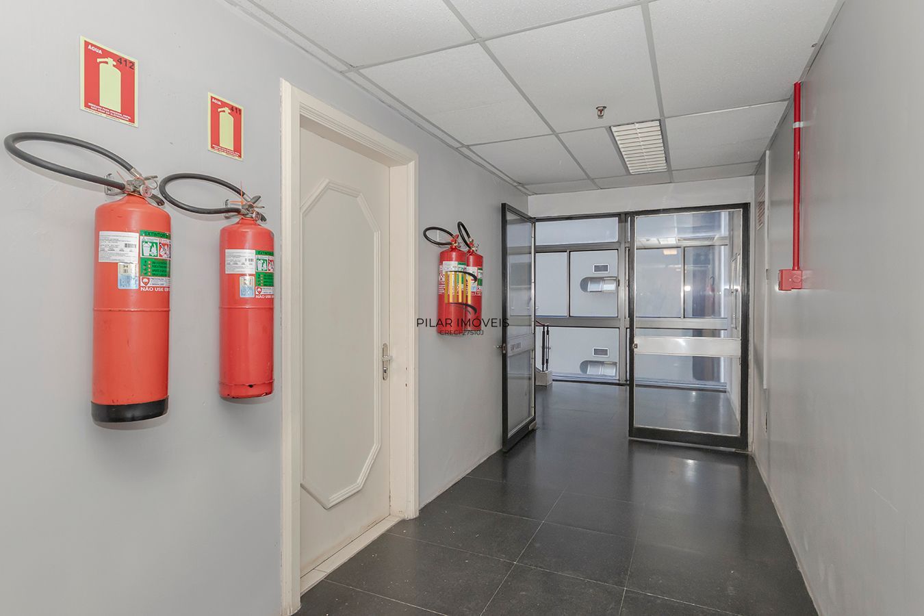 Conjunto Comercial, meio andar inteiro com várias salas e salão!