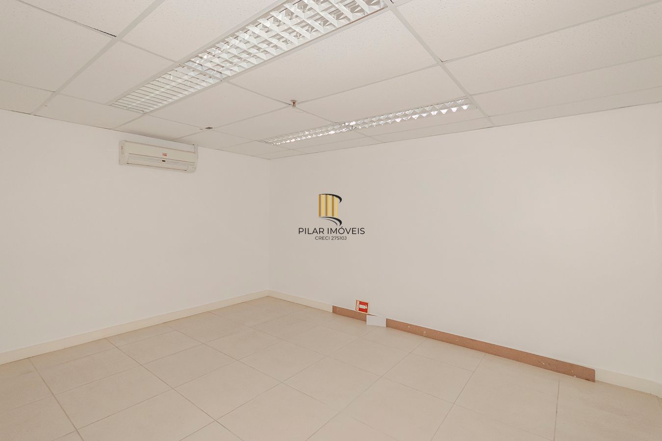 Conjunto Comercial, meio andar inteiro com várias salas e salão!