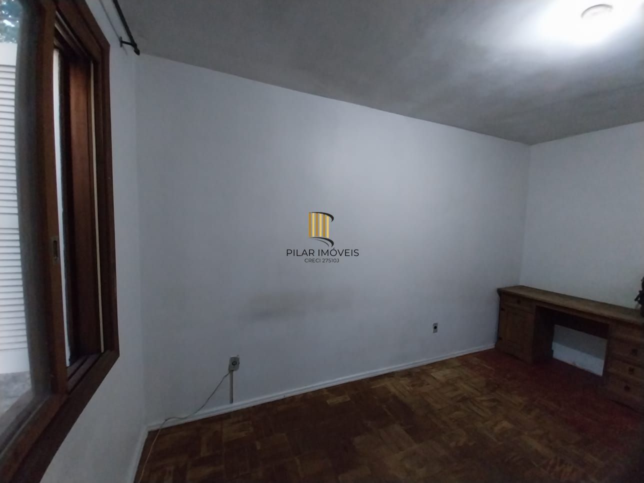 Apartamento térreo, 2 dormitórios. 2 banheiros, demais peças, Menino Deus