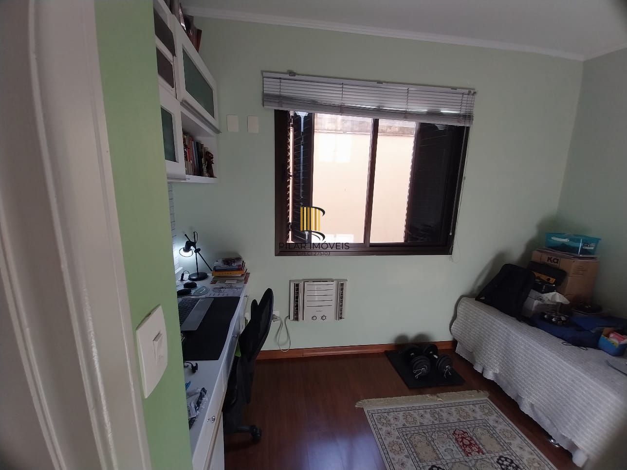 Excelente apartamento, BOX duplo, Cidade Baixa, 3D, 1 suite, semimobiliado, sala de jantar e 2 salas de estar, lareira e churrasqueira. 2 banheiros.