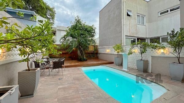 Casa 3 dormitórios no bairro Hípica