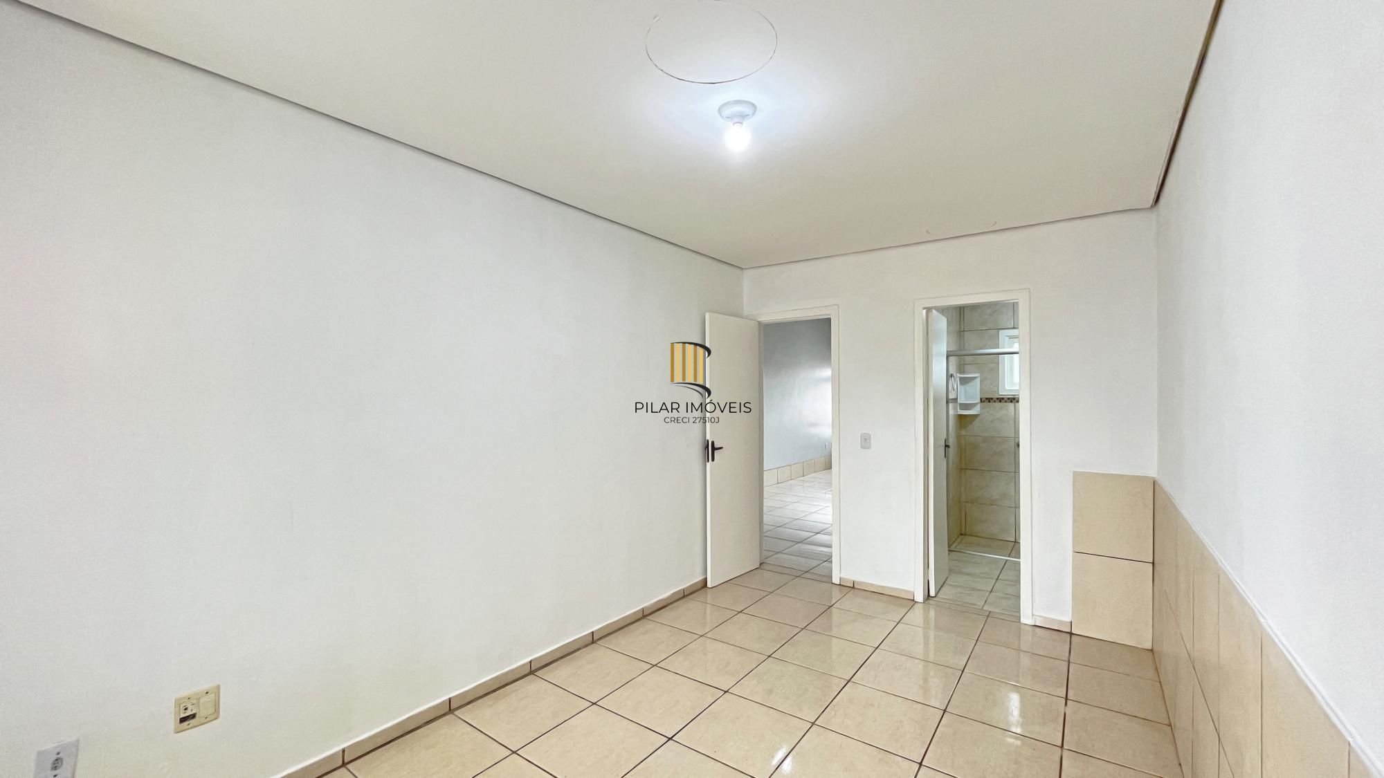 Casa em Porto Alegre, no bairro Hípica, com 2 dormitório(s), e 2 banheiros, à venda.