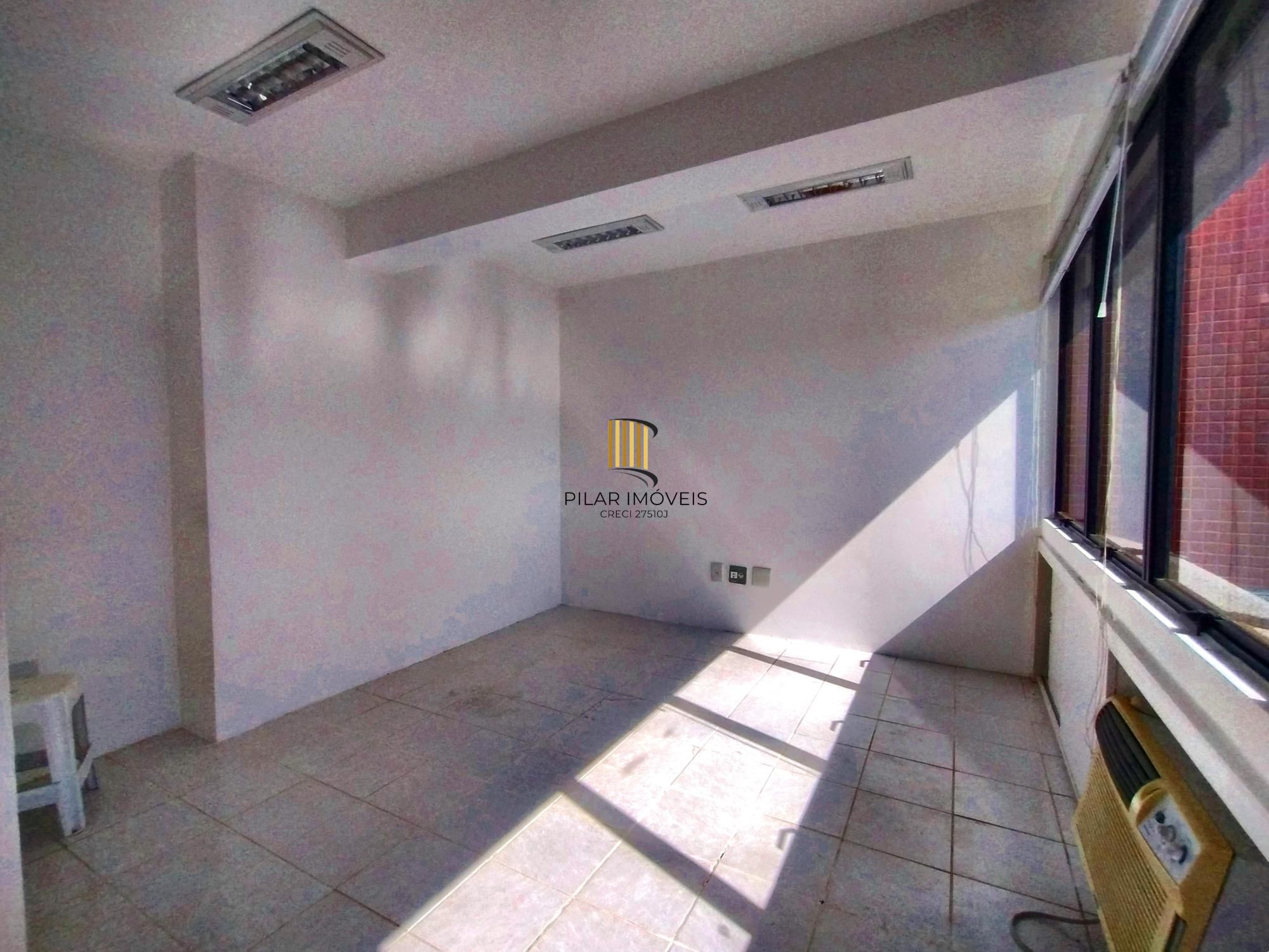 Conjunto comercial ensolarado no Petrópolis | 24,7 m² | Elevador