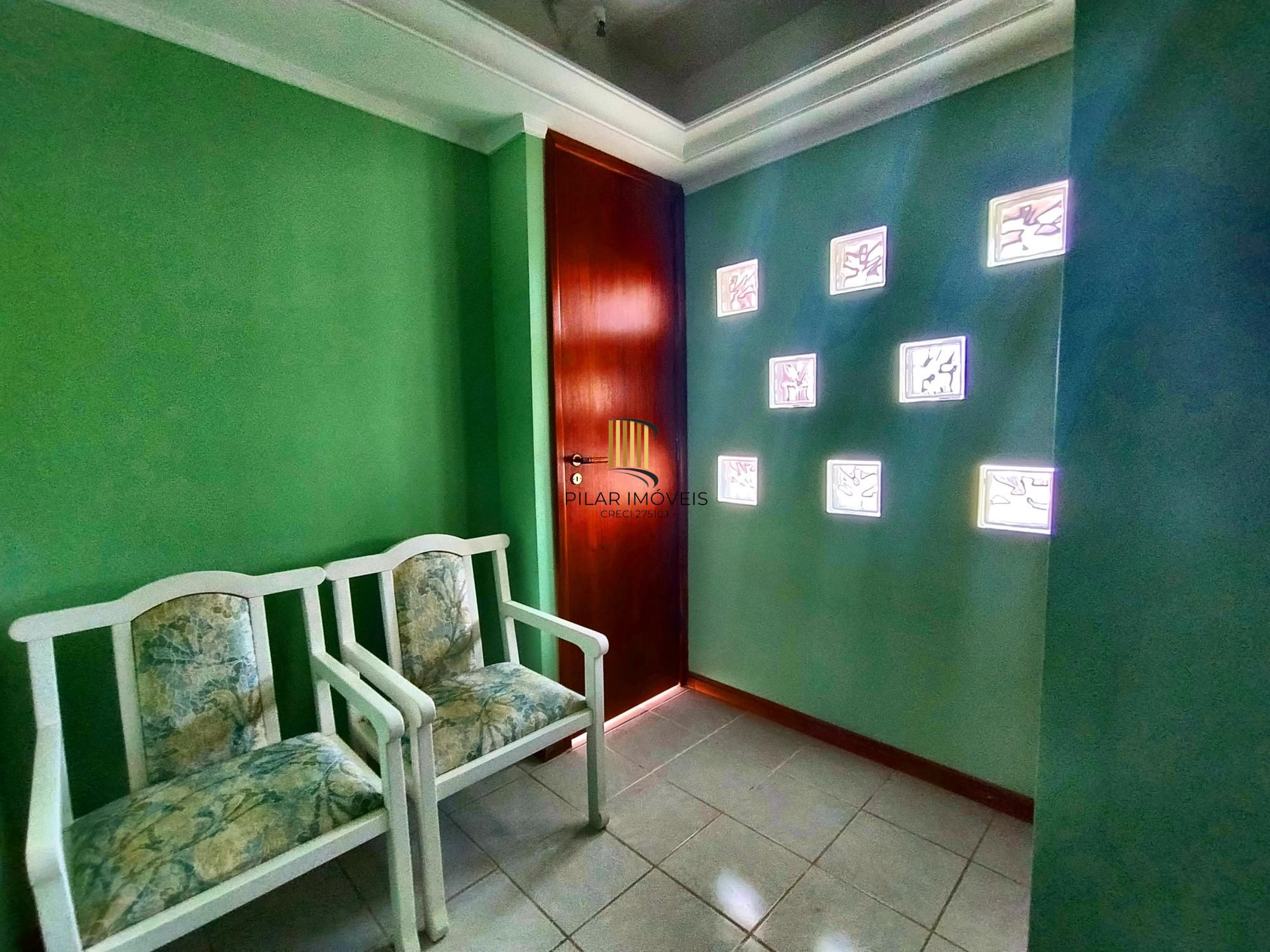 Conjunto comercial ensolarado no Petrópolis | 24,7 m² | Elevador