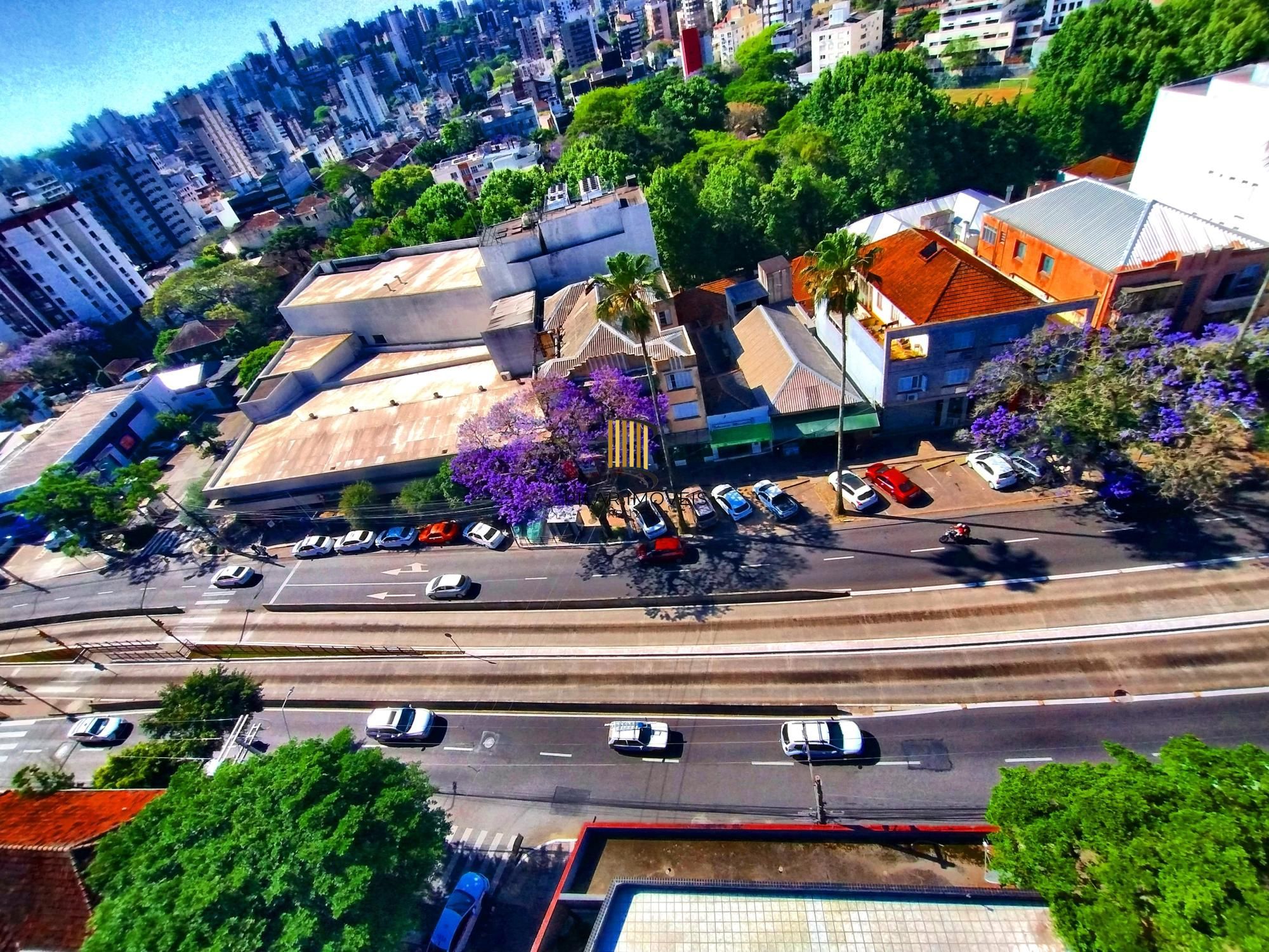 Conjunto comercial ensolarado no Petrópolis | 24,7 m² | Elevador