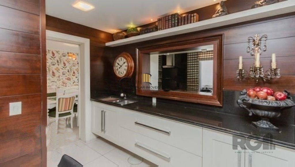 Casa de Condomínio 4 dormitórios no bairro Jardim Carvalho
