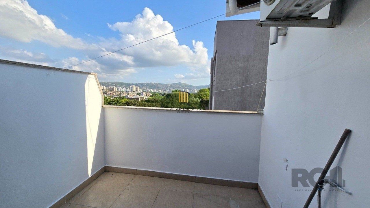 Cobertura de 90m² - 3 dormitórios, 2 banheiros, terraço com churrasqueira e 1 vaga de garagem no Bom Jesus