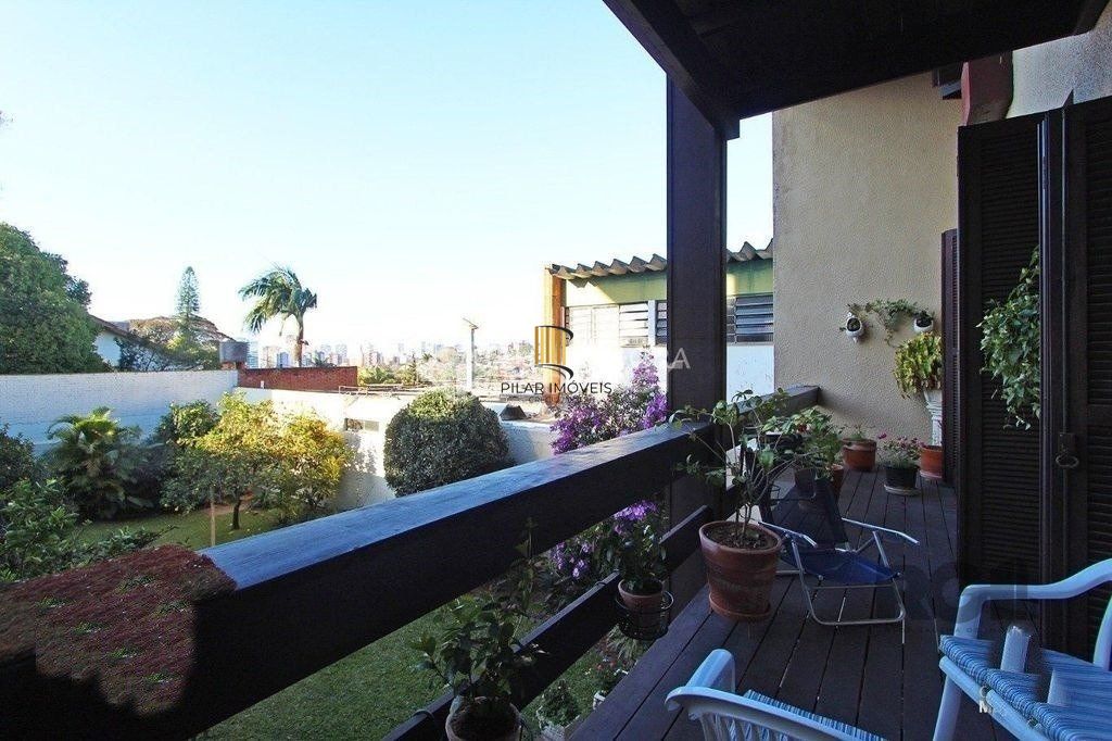 Casa 4 dormitórios no bairro Três Figueiras