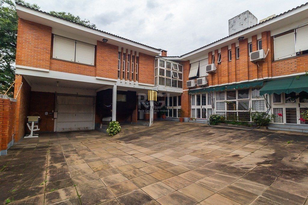 Casa para Venda - 350m², 3 dormitórios, sendo 2 suites, 5 vagas - Santo Antonio