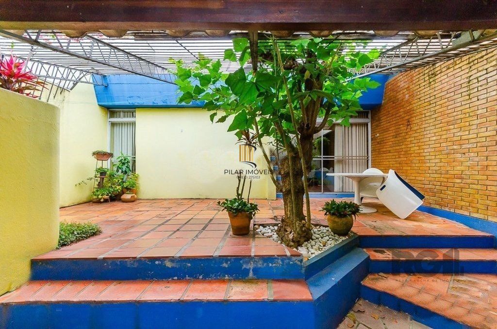 Casa 4 Dormitório(s) Bairro Chácara das Pedras