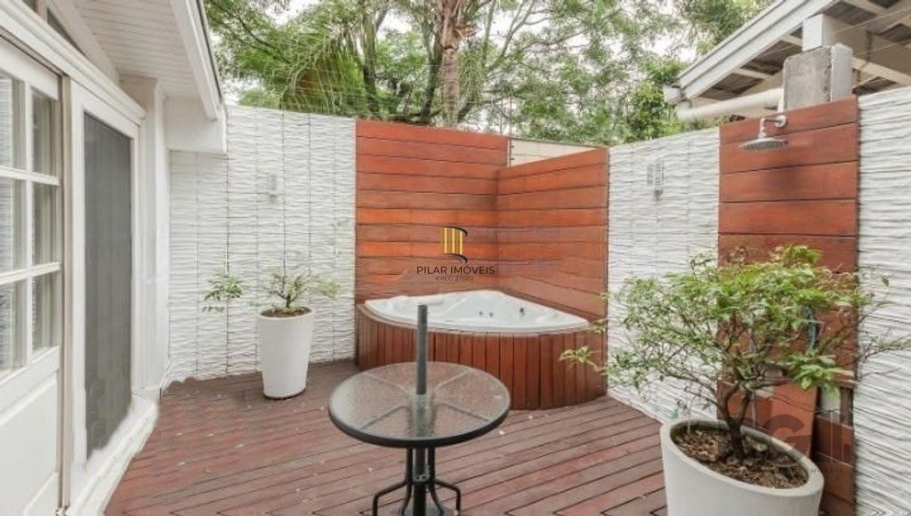 Casa de Condomínio 4 dormitórios no bairro Jardim Carvalho