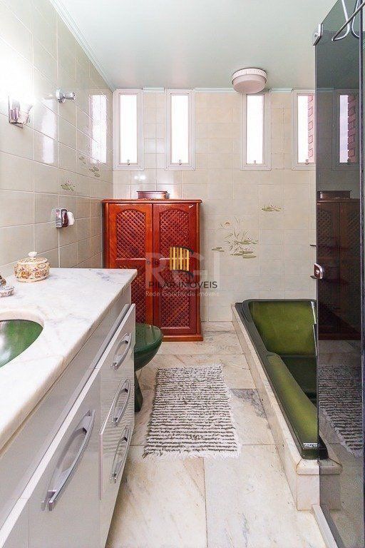 Casa para Venda - 350m², 3 dormitórios, sendo 2 suites, 5 vagas - Santo Antonio