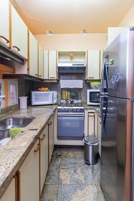 Casa para Venda - 350m², 3 dormitórios, sendo 2 suites, 5 vagas - Santo Antonio