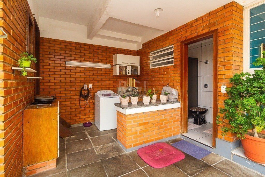 Casa para Venda - 350m², 3 dormitórios, sendo 2 suites, 5 vagas - Santo Antonio