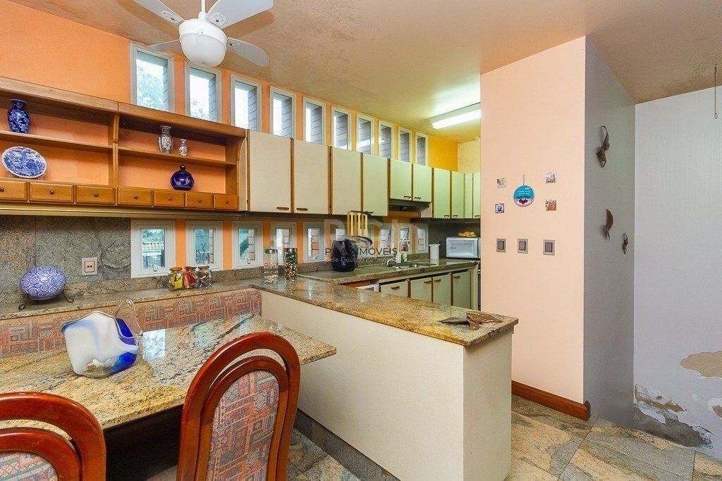 Casa para Venda - 350m², 3 dormitórios, sendo 2 suites, 5 vagas - Santo Antonio