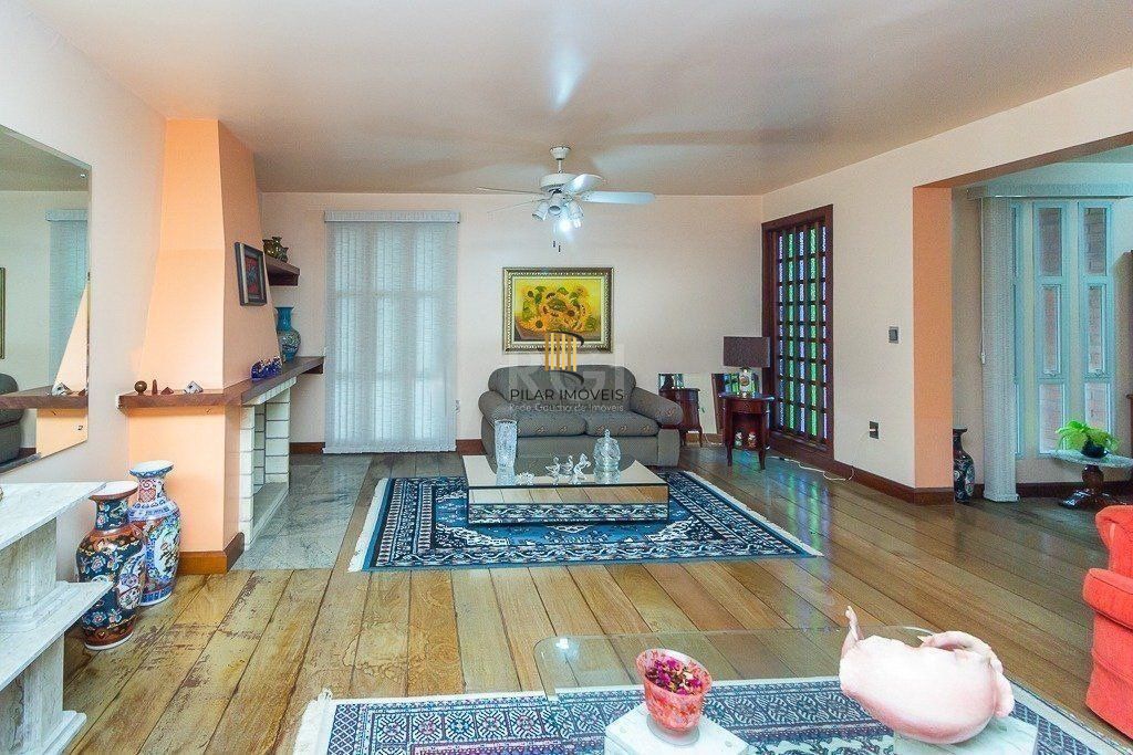Casa para Venda - 350m², 3 dormitórios, sendo 2 suites, 5 vagas - Santo Antonio