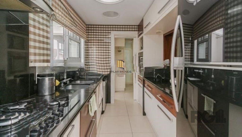Casa de Condomínio 4 dormitórios no bairro Jardim Carvalho