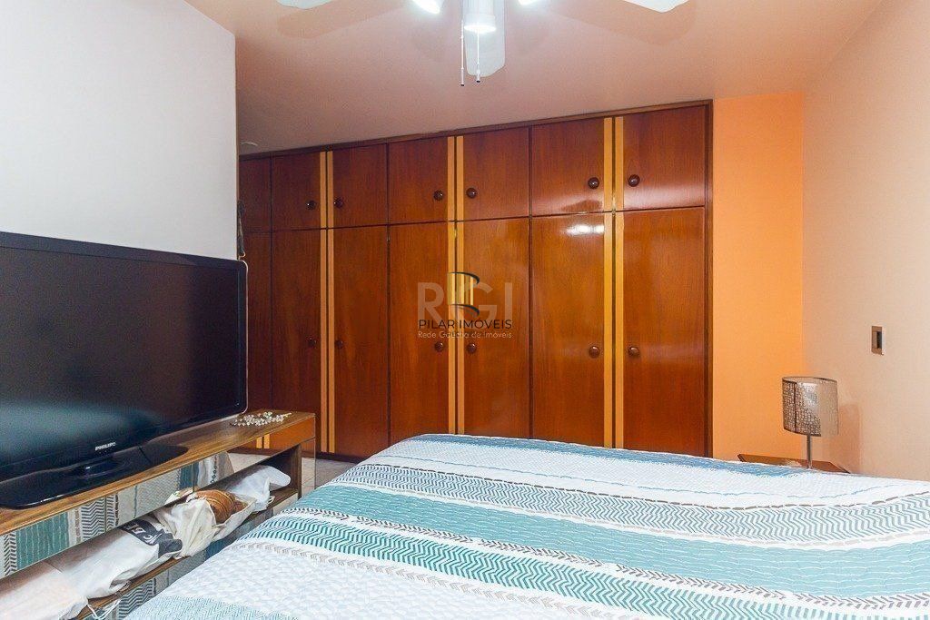 Casa para Venda - 350m², 3 dormitórios, sendo 2 suites, 5 vagas - Santo Antonio