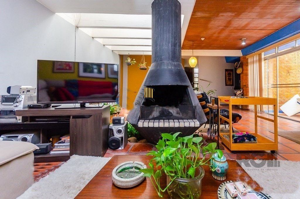 Casa 4 Dormitório(s) Bairro Chácara das Pedras