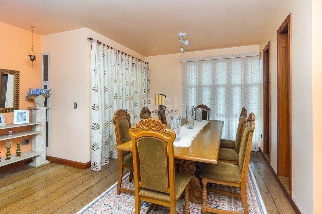 Casa para Venda - 350m², 3 dormitórios, sendo 2 suites, 5 vagas - Santo Antonio