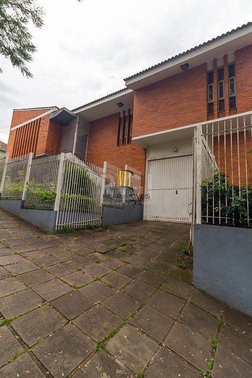 Casa para Venda - 350m², 3 dormitórios, sendo 2 suites, 5 vagas - Santo Antonio