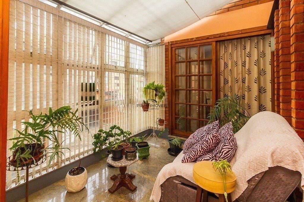Casa para Venda - 350m², 3 dormitórios, sendo 2 suites, 5 vagas - Santo Antonio
