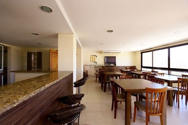 LINDO APARTAMENTO NO MENINO DEUS com 116 M PRIVATIVOS ANDAR ALTO, 3 DORMITÓRIOS COM SUÍTE E 2 VAGAS INDIVIDUAIS ESCRITURADAS E COBERTAS