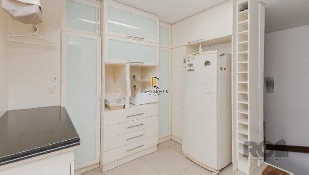 Casa de Condomínio 4 dormitórios no bairro Jardim Carvalho