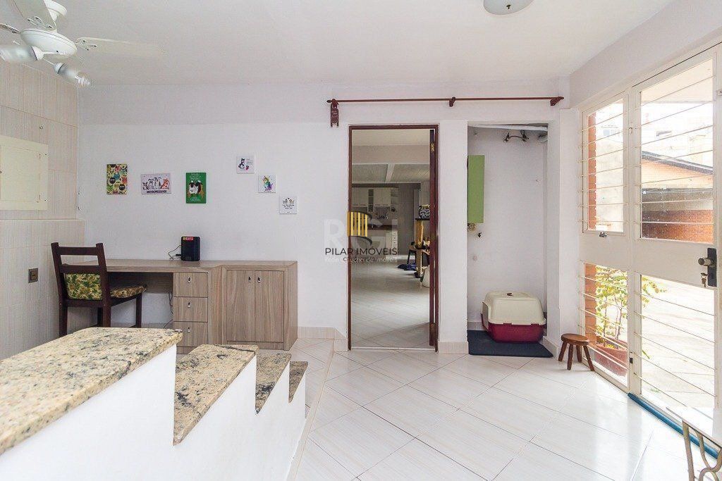 Casa para Venda - 350m², 3 dormitórios, sendo 2 suites, 5 vagas - Santo Antonio
