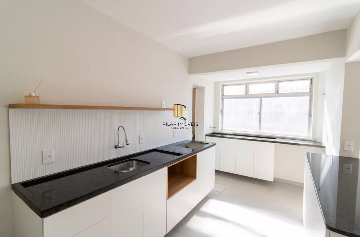 Apartamento reformado no bairro Tristeza com infraestrutura completa.